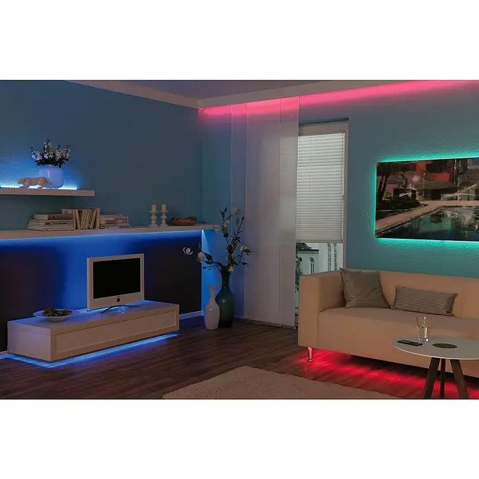 Paulmann LED-Band-Set RGB Stripe - Länge: 5 m, Lichtfarbe: Mehrfarbig, 13 W, 300 lm - Wohnzimmer mit LED-Beleuchtung.