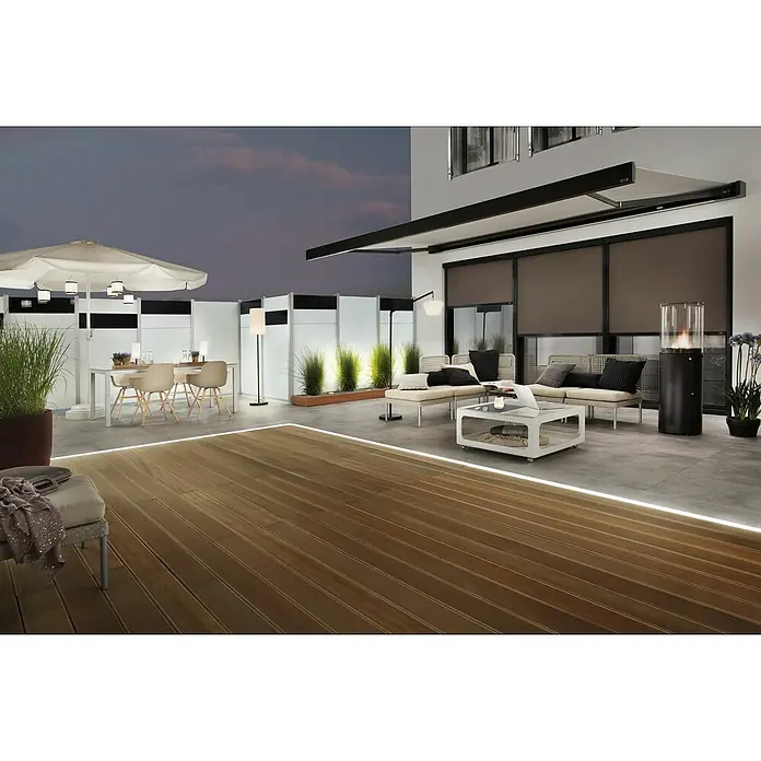 Paulmann Plug & Shine LED-Band Smooth Stripe Outdoor - Länge: 5 m, Lichtfarbe: Warmweiß, 870 lm, 24 V, 26 W - Elegante Terrassengestaltung mit modernen Loungemöbeln und stilvoller Beleuchtung, die ein einladendes Ambiente schafft.