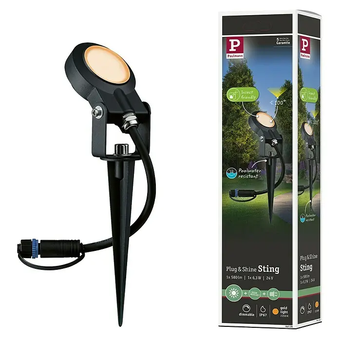 Paulmann Plug & Shine LED-Gartenspot Sting - Ø x H: 5,2 x 29 cm, 6,3 W, Warmweiß - Abbildung einer Paulmann Plug & Shine Sting Gartenleuchte mit Erdspieß und Verpackung. Die Leuchte ist poolwasserbeständig und insektenfreundlich.