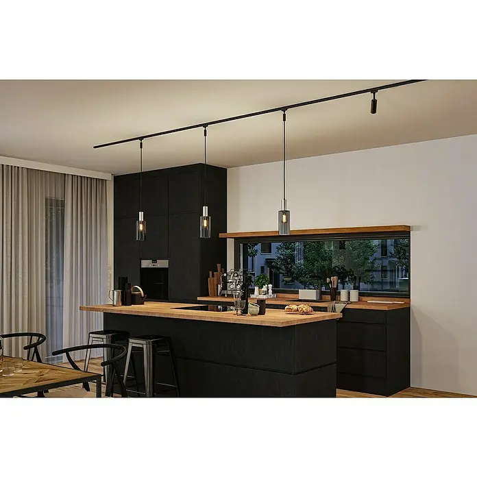 Paulmann URail Lampenschirm Raja - Ø x H: 10 x 21 cm, Rauchglas, E27, Glas - Moderne Küche mit hölzerner Arbeitsplatte und schwarzen Küchenschränken. Drei minimalistische Pendelleuchten mit zylindrischen Glasschirmen hängen über der Insel.