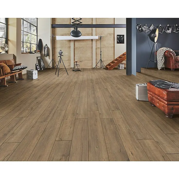LOGOCLIC Ambienta Laminat - Eiche Apolo, Landhausdiele, 1.288 x 195 x 10 mm - Einladender Raum mit elegantem Holzboden in warmen Brauntönen, der eine gemütliche und stilvolle Atmosphäre schafft. Perfekt für modernes Wohnen.