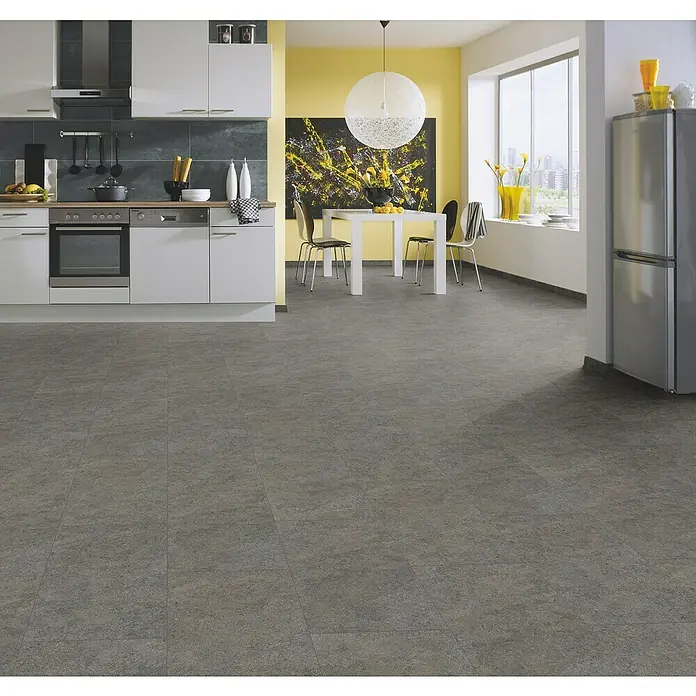 LOGOCLIC Ceramico Laminat - Albus, Fliese, 638 x 330 x 8 mm - Ein modernes Küchendesign mit grauem Bodenbelag, weißen Schränken und einem Esstisch unter einer Hängelampe.