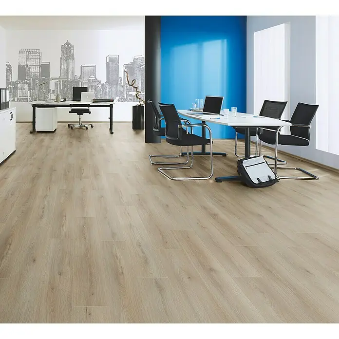 LOGOCLIC Ambienta Laminat - Eiche Erusa, Landhausdiele, 1.288 x 195 x 10 mm - Dieses Bild zeigt einen hellen Raum mit einem modernen Holzfußboden, der eine warme und einladende Atmosphäre schafft.