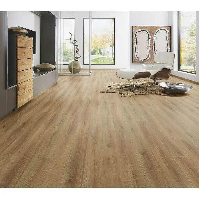 LOGOCLIC Ambienta Laminat - Eiche Canta, Landhausdiele, 1.288 x 195 x 10 mm - Moderne Wohnraum-Innenaufnahme mit hellbraunem Holzboden, Designermöbeln und viel Tageslicht. Der Fokus liegt auf der Textur und Farbe des Bodens.