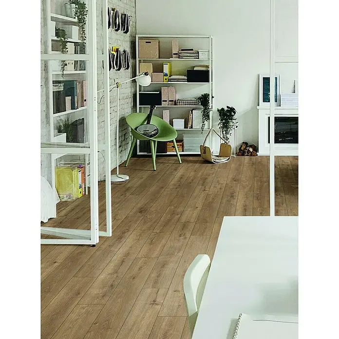 LOGOCLIC Aquaprotect Laminado Roble Hillside - 1.288 x 195 x 8 mm, Roble Hillside, AC4, Resistente al agua - Atractiva imagen de suelo laminado con aspecto de madera que crea un ambiente cálido y acogedor en un espacio moderno.