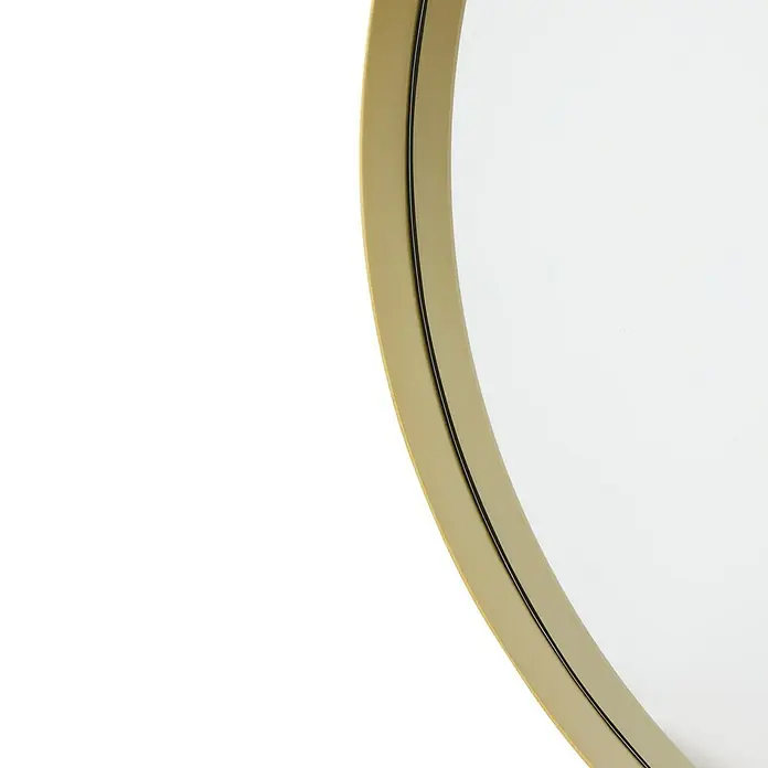 Espejo de pared Gia con marco - Diámetro: 60 cm, Oro - Primer plano de un elegante espejo redondo con un marco estrecho en tonos dorados, que destaca su diseño moderno y artesanía de alta calidad.