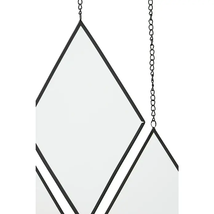 Espejo de pared Diamante Set de 3 uds - 17 x 28 cm, Negro - Primer plano de dos espejos colgantes en forma de diamante con marcos metálicos negros y suspensiones de cadena sobre fondo blanco.