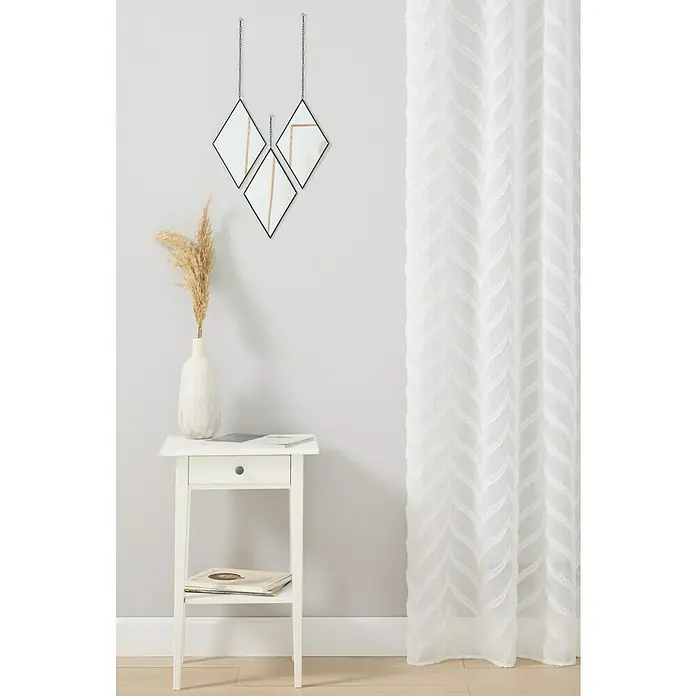 Espejo de pared Diamante Set de 3 uds - 17 x 28 cm, Negro - La imagen muestra una mesita de noche con decoraciones, incluyendo un jarrón y espejos colgantes, frente a una cortina blanca.
