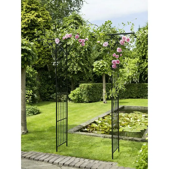 Nature Rosenbogen - Schwarz - Gartenbogen mit Rosenbewuchs. Der Rosenbogen ist aus schwarzem Metall und mit zarten, rosa Rosen bepflanzt.