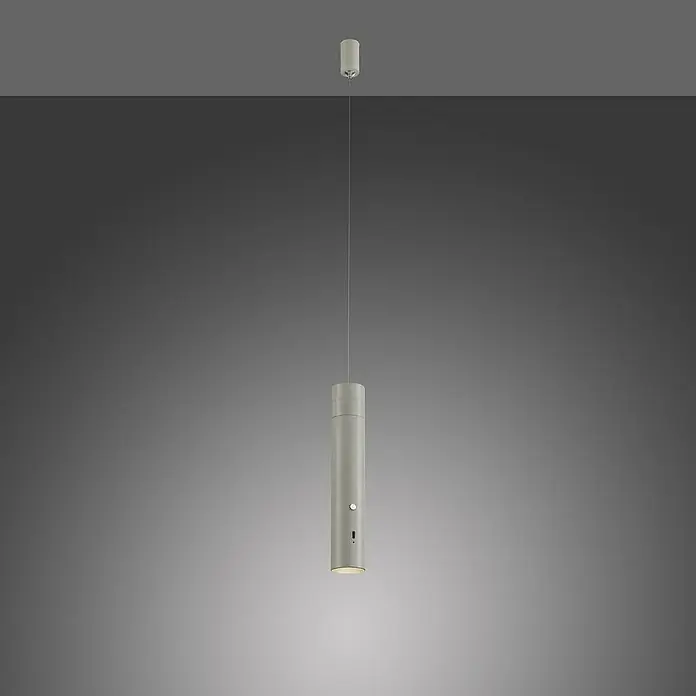 Just Light Lámpara colgante de batería Attach - Gris - Primer plano de una moderna lámpara colgante cilíndrica plateada colgada del techo con un cable fino. Diseño minimalista para iluminación elegante.