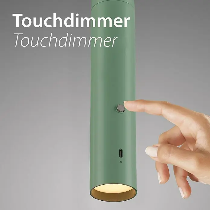 Just Light Lámpara colgante de batería Attach - Verde - Primer plano de una lámpara con regulador táctil verde con una mano tocando el regulador. Diseño elegante y moderno para iluminar cualquier habitación.