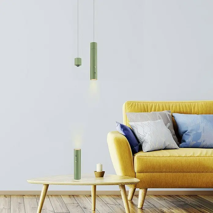 Just Light Lámpara colgante de batería Attach - Verde - Luces LED recargables verdes en diferentes tamaños, una de pie sobre una mesa, dos colgando del techo, junto a un sofá amarillo.
