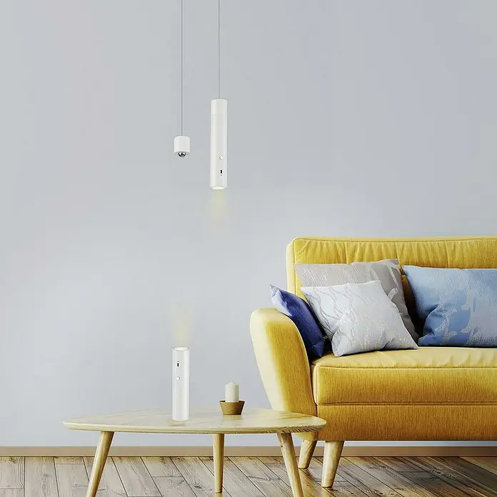 Just Light Lámpara colgante de batería Attach - Blanco - Elegante vista de la sala de estar con lámparas modernas, un sofá amarillo y una mesa de centro elegante. La iluminación añade un toque de estilo.