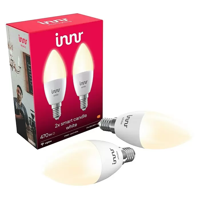 Innr Lighting Smart-LED-Lampe Candle White - E14, Dimmbar, Neutralweiß, 470 lm, 4,6 W, 2 Stk. - Zwei Innr Smart White E14 Kerzenbirnen und ihre Produktverpackung, mit Spezifikationen wie 470lm und 2700K warmweißem Zigbee-Licht.