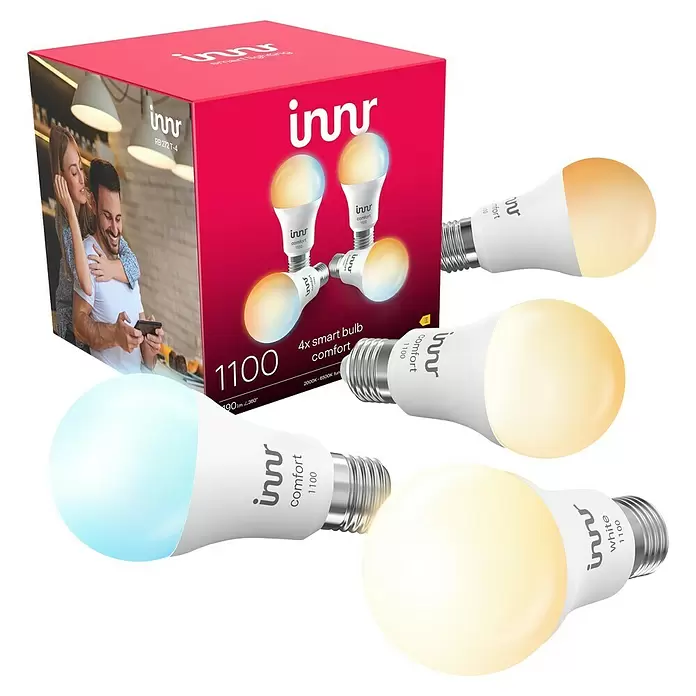 Innr Lighting Smart-LED-Lampe Bulb Comfort - E27, Dimmbar, Kaltweiß, 1.190 lm, 10,5 W, 4 Stk. - Innr Smart-Glühbirnen 4er-Pack in rosafarbener Schachtel mit vier einzelnen Smart-Birnen in verschiedenen Lichtfarben.
