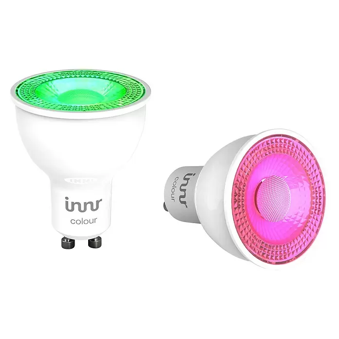 Innr Lighting Smart-LED-Lampe Spot Colour - GU10, Dimmbar, RGBW, 400 lm, 4,8 W, 2 Stk. - Zwei weiße Innr colour smarte GU10 LED-Spots, einer leuchtet grün, der andere pink.