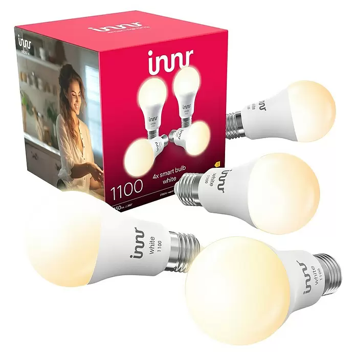 Innr Lighting Smart-LED-Lampe Bulb White - E27, Dimmbar, Neutralweiß, 1.150 lm, 10,4 W, 4 Stk. - Innr Smart-Glühbirnen 4er-Pack: rosa Schachtel und vier weiße LED-Lampen mit warmem Licht.