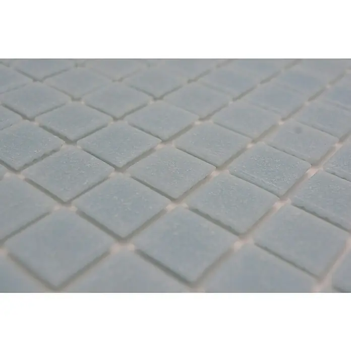 Mosaikfliese Quadrat Uni GM A 33P - L x B: 32,7 x 30,5 cm, Hellblau, Glänzend - Nahaufnahme von hellblauen Mosaikfliesen, die ein subtiles Muster bilden und sich ideal für Badezimmer oder Küchen eignen.