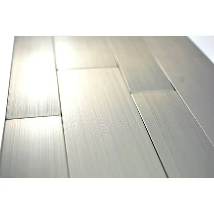 Selbstklebemosaik SAM 4WVMM - 60 x 15,2 cm, Silber, Glänzend - Nahaufnahme von rechteckigen Metallfliesen mit einer gebürsteten Oberfläche, die ein modernes und industrielles Design für Wände und Böden bieten.