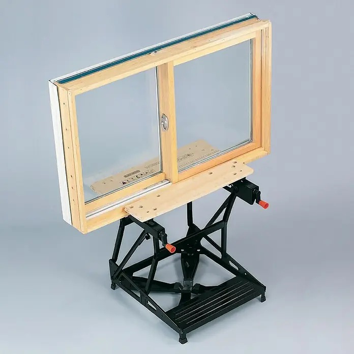 Black+Decker Werkbank Workmate® 536 - Belastbarkeit: 160 kg - Das Bild zeigt einen Werkzeugtisch mit einer darauf montierten Fensterkonstruktion aus Holz und Glas, ideal für Reparaturen.