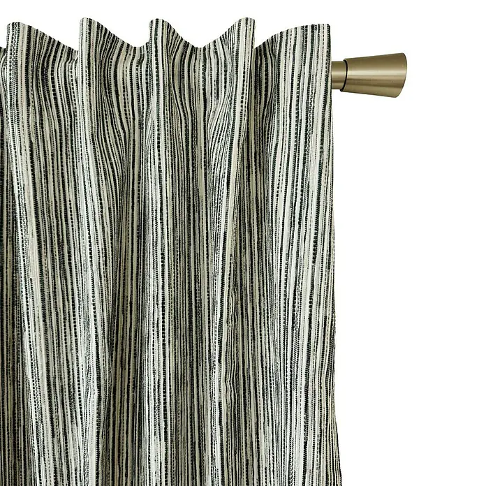 Cortinas pasabarra Munir - An x Al: 140 x 260 cm, Perla, Materiales naturales - Primer plano de un panel de cortina a rayas colgado en una barra, que añade un toque de elegancia a la habitación.