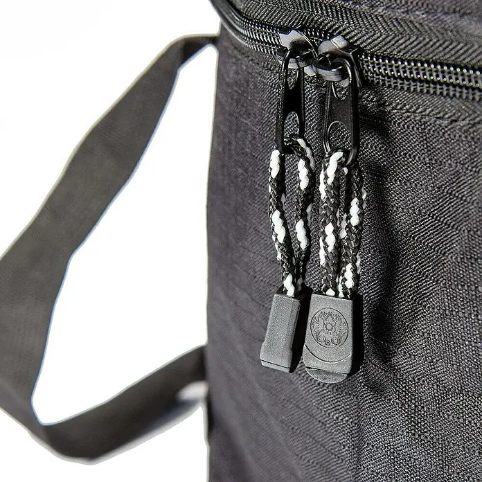 Petromax Transporttasche FT 3 - Ø x H: 28 x 17,5 cm, Polyester - Detailaufnahme eines schwarzen Rucksacks mit Reißverschluss und dekorativen Zugschnüren, ideal für den täglichen Gebrauch.