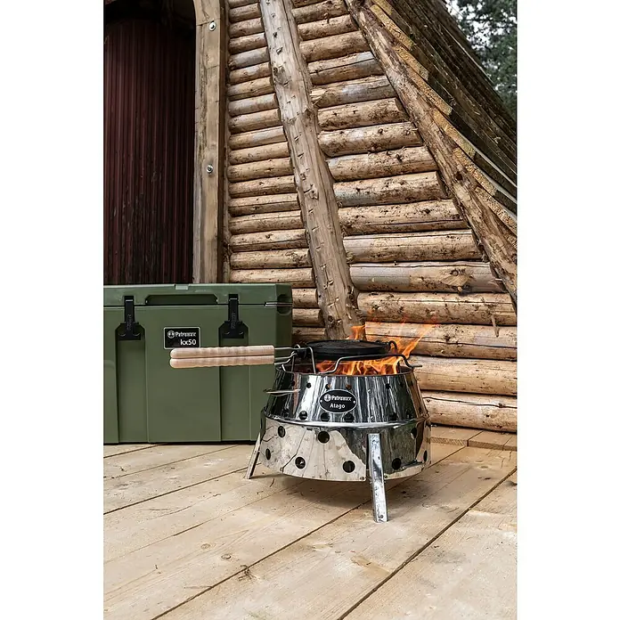 Petromax Waffeleisen zum Wenden - L x B: 54 x 22 cm, Gusseisen - Der Petromax Atago Grill mit Kochstelle im Freien, perfekt für Camping und Outdoor-Abenteuer mit robustem Design.