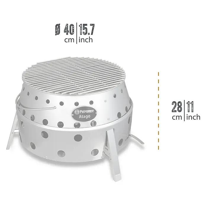 Petromax Holzkohlegrill Atago - Grillfläche (B x T): 45,1 x 44,5 cm, Durchmesser Grillfläche: 34 cm, Silber - Das Bild zeigt einen Petromax Atago Grill, ein vielseitiges Kochgerät für den Außenbereich, mit Größenangaben.