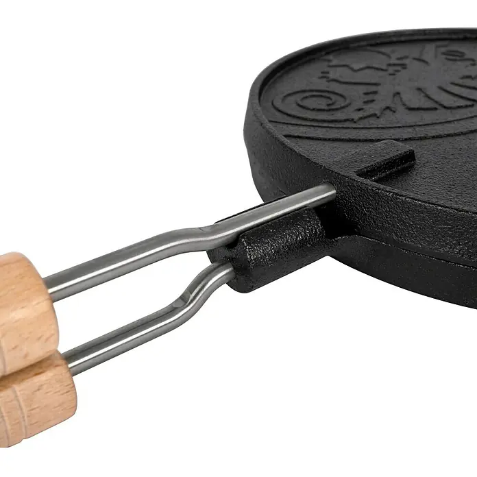 Petromax Waffeleisen zum Wenden - L x B: 54 x 22 cm, Gusseisen - Nahaufnahme eines gusseisernen Waffeleisens mit Holzgriffen, ideal für knusprige Waffeln über offenem Feuer.