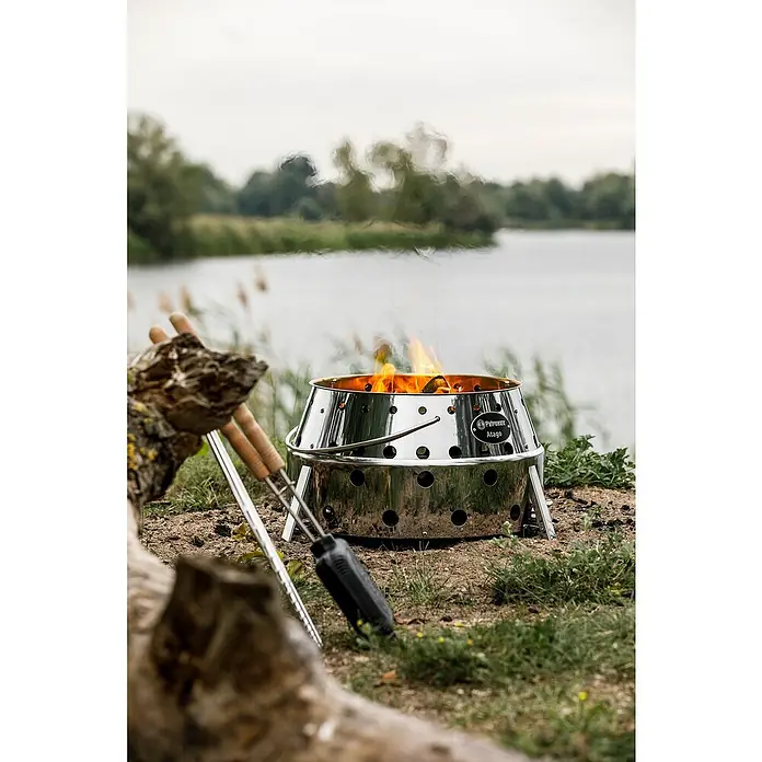 Petromax Holzkohlegrill Atago - Grillfläche (B x T): 45,1 x 44,5 cm, Durchmesser Grillfläche: 34 cm, Silber - Nahaufnahme eines Petromax Atago Grills in freier Natur, der für ein gemütliches Outdoor-Erlebnis sorgt.