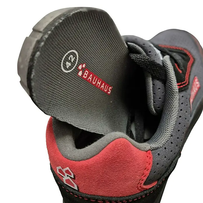 BAUHAUS Zapato bajo de seguridad - 40, Clase de protección según EN ISO 20345: S3, Gris/Rojo - Primer plano de un zapato Bauhaus gris con detalles en rojo, mostrando la marca y la talla "42" en el interior.