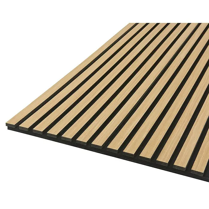 FibroTech Akustikpaneel Quanti - Light Oak, 2.440 x 520 x 18 mm - Nahaufnahme einer Holzlamellenwand mit hellen Holzstreifen auf schwarzem Hintergrund. Das Produkt ist für die Wandgestaltung konzipiert.