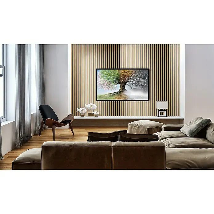 FibroTech Akustikpaneel Quanti - Light Oak, 2.440 x 520 x 18 mm - Ein Wohnzimmer mit einem Baum-Wandbild, das die vier Jahreszeiten darstellt, als Blickfang über einem Regal mit Dekorationen.
