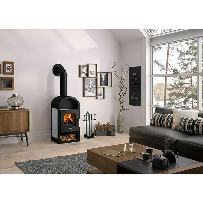 Justus Kaminofen Vegas V - 6 kW, Raumheizvermögen: 115 m³, Material Verkleidung: Keramik, Schwarz - Ein gemütliches Wohnzimmer mit einem eleganten Justus Kaminofen, der Wärme und Stil vereint. Das moderne Design fügt sich nahtlos in die Einrichtung ein.