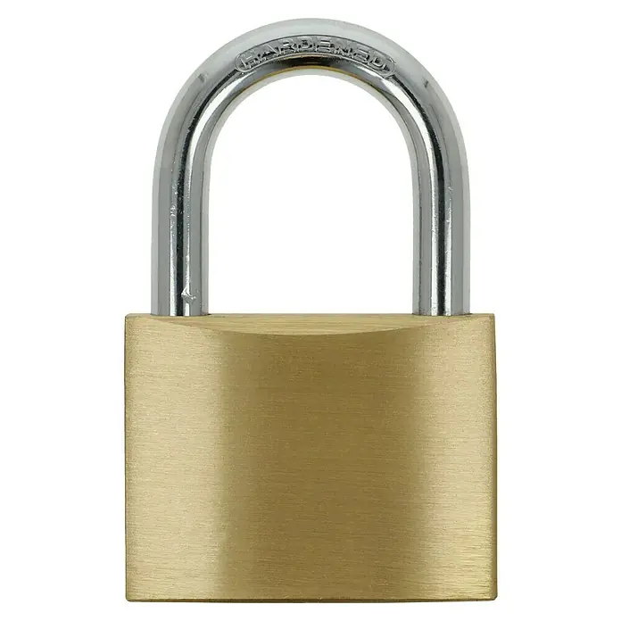 Stabilit Vorhängeschloss - Breite: 63 mm, Material Bügel: Stahl - Nahaufnahme eines soliden, goldenen Vorhängeschlosses mit einem stabilen, silbernen Bügel, der die Sicherheit und den Schutz des Schlosses betont.