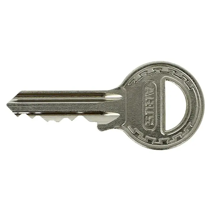Abus Vorhängeschloss-Set 62/40 - Breite: 40 mm, Stahl, 3 Stk. - Detailaufnahme eines silbernen ABUS-Schlüssels mit komplexem Design und dem ABUS-Logo, liegend auf schwarzem Hintergrund.