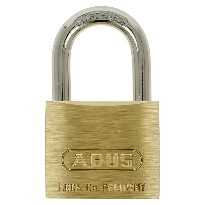 Abus Vorhängeschloss-Set 62/40 - Breite: 40 mm, Stahl, 3 Stk. - Nahaufnahme eines ABUS-Vorhängeschlosses aus Messing mit einem gehärteten Metallbügel.