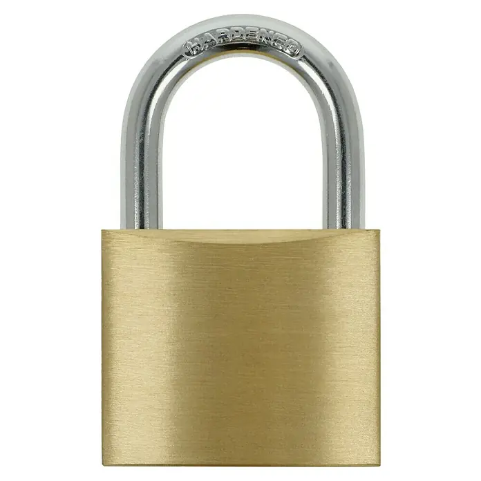 Stabilit Vorhängeschloss-Set - 2 Stk., Breite: 40 mm, Stahl - Nahaufnahme eines goldenen Vorhängeschlosses mit einem Bügel mit der Aufschrift "HARDENED", das Sicherheit und Schutz verspricht.