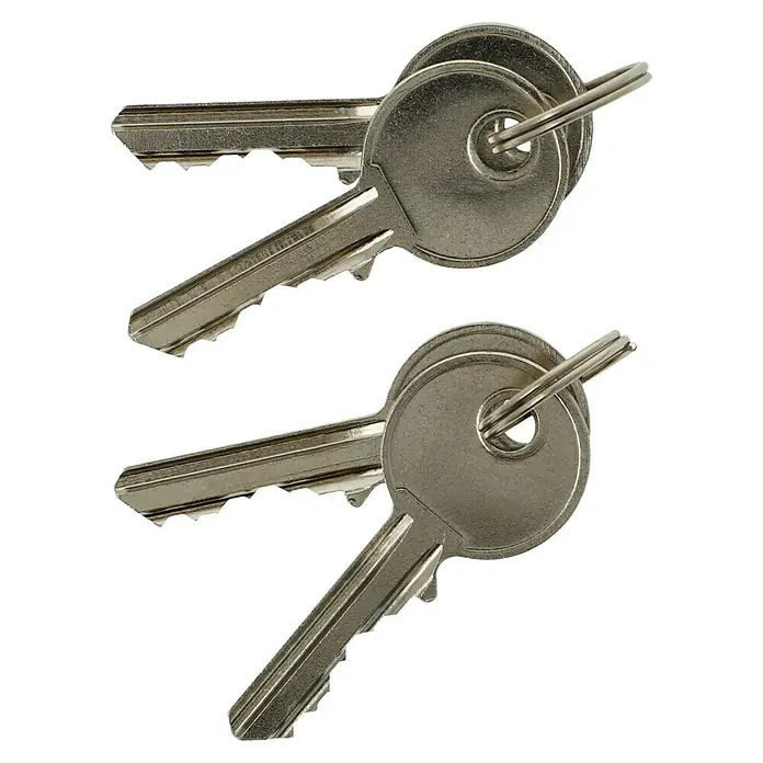 Stabilit Vorhängeschloss-Set - 2 Stk., Breite: 40 mm, Stahl - Nahaufnahme von zwei silbernen Hausschlüssel-Duplikaten, die an einem Schlüsselring befestigt sind, vor einem schwarzen Hintergrund.