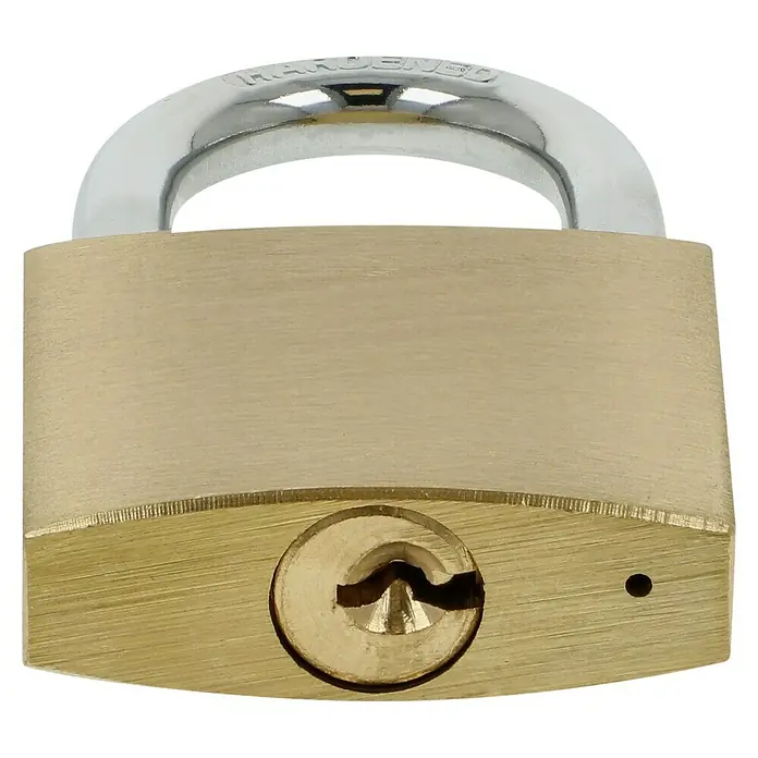 Stabilit Vorhängeschloss-Set - 4 Stk., Breite: 40 mm, Stahl - Nahaufnahme eines Messingvorhängeschlosses mit gehärtetem Bügel und Schlüsselbart auf schwarzem Hintergrund.