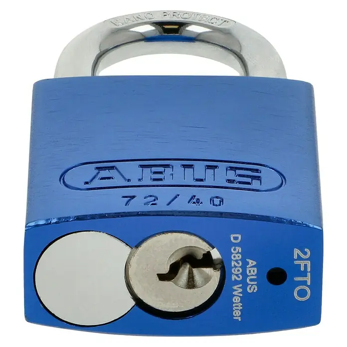 Abus Vorhängeschloss 72/40 - L x B x H: 19 x 40 x 74 mm, Bügelstärke: 6,5 mm, Material Bügel: Spezialstahl - Nahaufnahme eines blauen ABUS 72/40 Vorhängeschlosses mit silberfarbenem Bügel und Schlüssel.