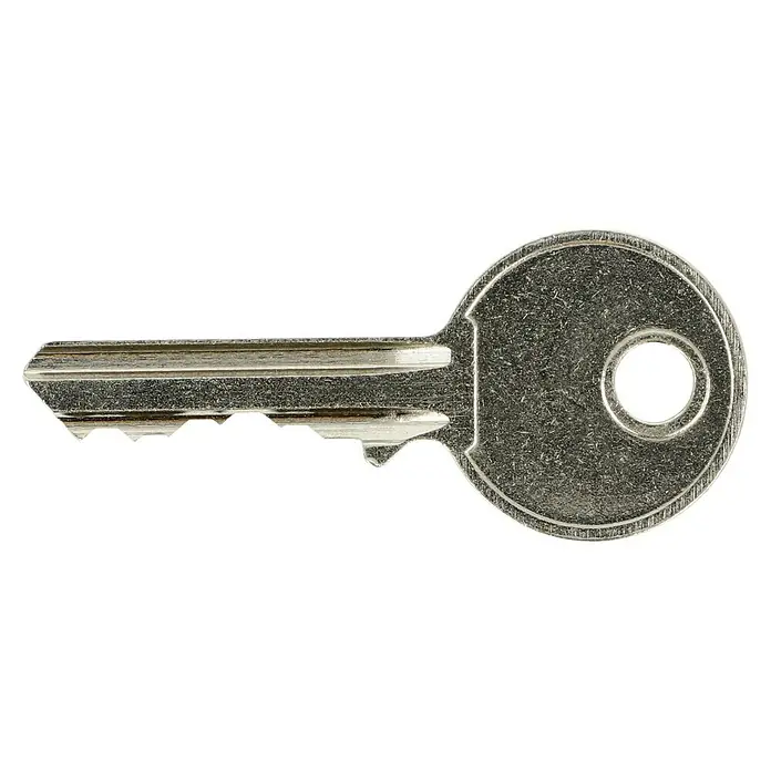 Stabilit Vorhängeschloss-Set - 2 Stk., Breite: 40 mm, Stahl - Nahaufnahme eines silbernen Zylinderschlosseschlüssels, der auf einem schwarzen Hintergrund liegt und dessen Details gut sichtbar sind.