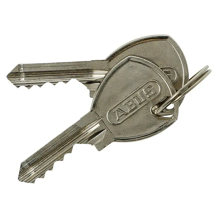 Abus Überfalle mit Vorhangschloss 100/100 Überfalle + 70AL/45 - Bügelinnenhöhe: 25 mm - Nahaufnahme von zwei ABUS-Schlüsseln, die auf einem Schlüsselring befestigt sind, mit Fokus auf Präzision und Sicherheit.