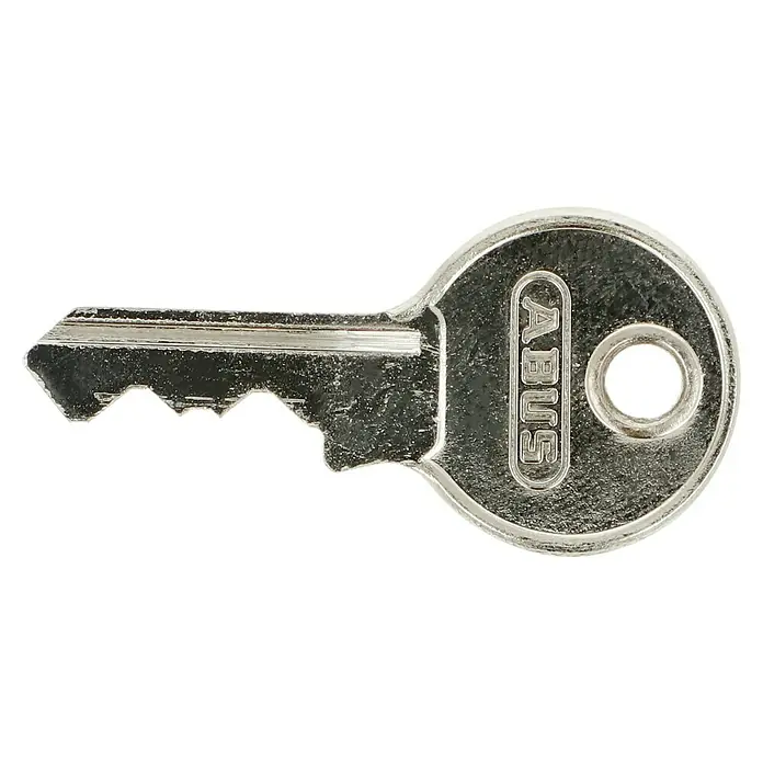 Abus Überfalle mit Vorhangschloss 100/100 Überfalle + 54TI140 B - Bügelinnenhöhe: 21 mm - Nahaufnahme eines ABUS Schlüssels, der die Marke und die spezifischen Einschnitte des Schlüssels zeigt. Der Schlüssel ist silberfarben und detailliert.