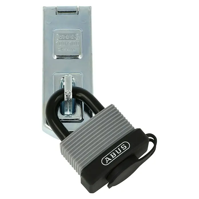 Abus Überfalle mit Vorhangschloss 100/100 Überfalle + 70AL/45 - Bügelinnenhöhe: 25 mm - ABUS Vorhangschloss 100/100 mit schwarzem Bügel und grauem Gehäuse, befestigt an einem Metallriegel.