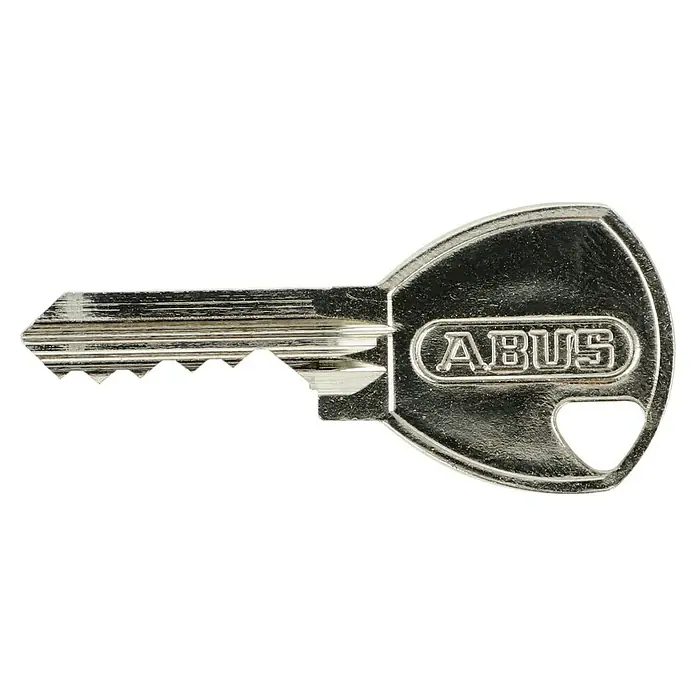Abus Überfalle mit Vorhangschloss 100/100 Überfalle + 70AL/45 - Bügelinnenhöhe: 25 mm - Nahaufnahme eines ABUS-Schlüssels aus Metall mit Zackenprofil, der auf einem schwarzen Hintergrund liegt.