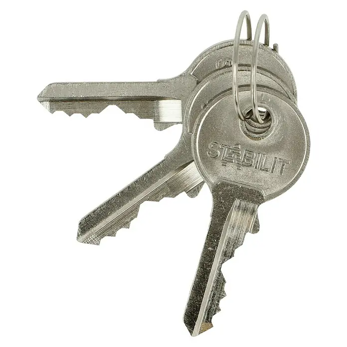 Stabilit Vorhängeschloss A50 - Breite: 50 mm, Bügelstärke: 8 mm - Ein Schlüsselbund von Stabilit, bestehend aus drei Schlüsseln an einem Schlüsselring. Silberne Farbe und gezackte Kanten sind sichtbar.