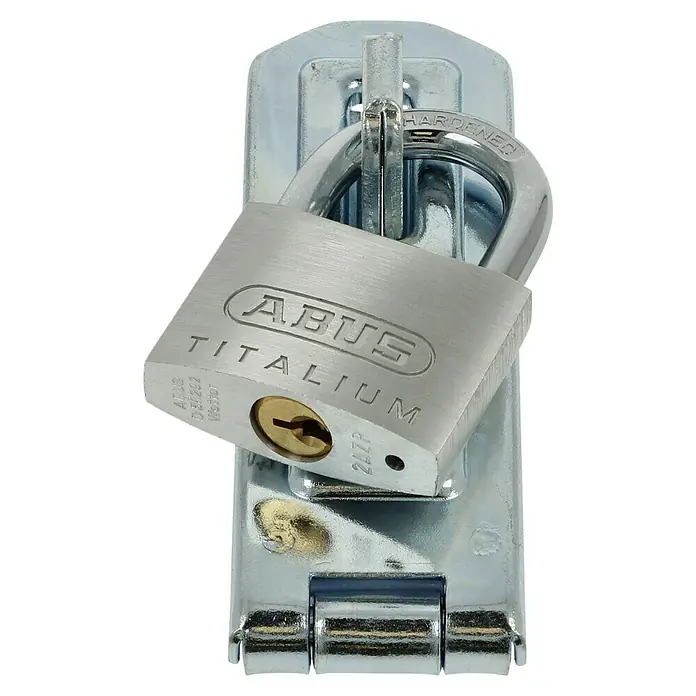 Abus Überfalle mit Vorhangschloss 100/100 Überfalle + 54TI140 B - Bügelinnenhöhe: 21 mm - Nahaufnahme eines ABUS TITALIUM Vorhängeschlosses, das an einem stabilen, silberfarbenen Riegel befestigt ist und Sicherheit suggeriert.
