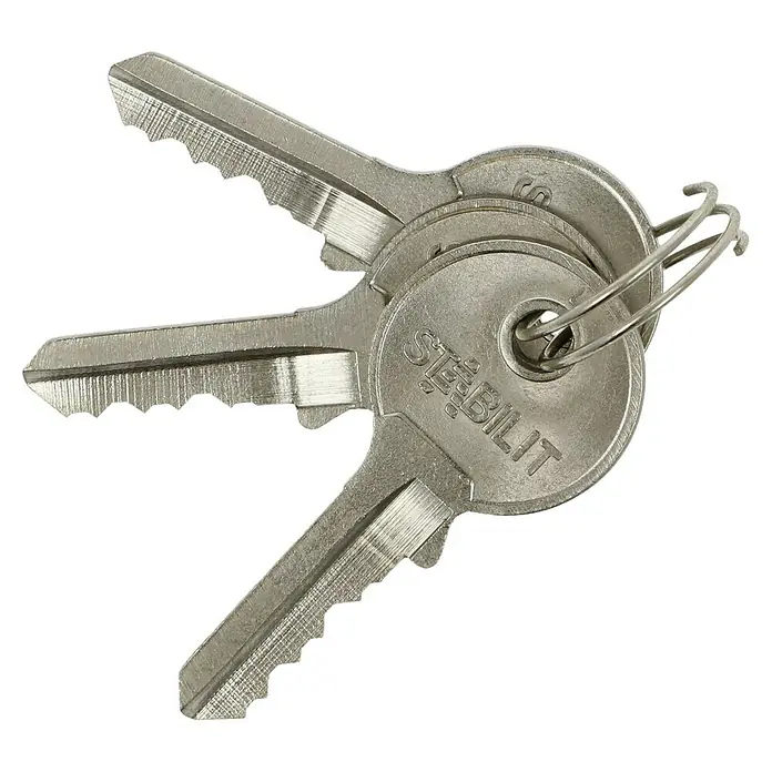 Stabilit Vorhängeschloss M50 - Breite: 50 mm, Bügelstärke: 8 mm - Ein Schlüsselbund der Marke Stabilit. Die Schlüssel sind an einem kleinen Metallring befestigt. Der Hintergrund ist schwarz.