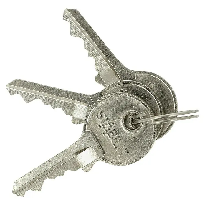 Stabilit Vorhängeschloss M40 - Breite: 40 mm, Bügelstärke: 6,3 mm - Nahaufnahme von drei silbernen Stabilit-Schlüsseln, die an einem Schlüsselring befestigt sind.